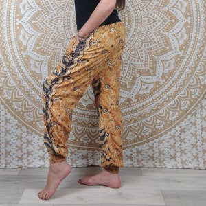 Pantalon Pilani en soie indienne. Pantalon harem coupe droite et ample. Imprimé paisley ocre et bleu avec insertions or. image 6