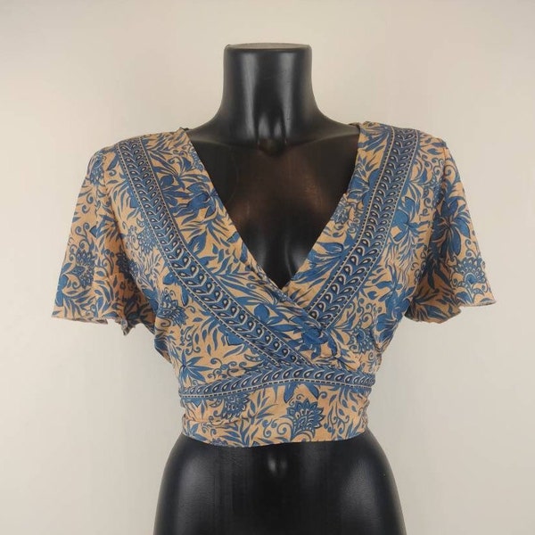 Crop top Goa en soie indienne. Top ajustable avec manches courtes. Imprimé fleuri noir / orange et bleu / marron / jaune / vert.