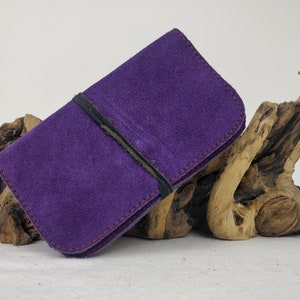 Blague a tabac en cuir avec fermeture lacet. Teinte unie. Violet