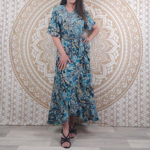 Vestido largo cruzado Mahila en seda india. Vestido boho con mangas cortas. Estampado paisley azul y dorado. Bohemio. Telas indias.