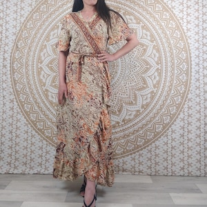 Vestido largo cruzado Mahila en seda india. Vestido boho con mangas cortas. Estampado paisley marrón y blanco. Bohemio. Telas indias.