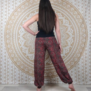 Pantalon Pilani en soie indienne. Pantalon harem coupe droite et ample. Imprimé ethnique noir et rouge / vert et marron / fleuri noir, bleu. image 5