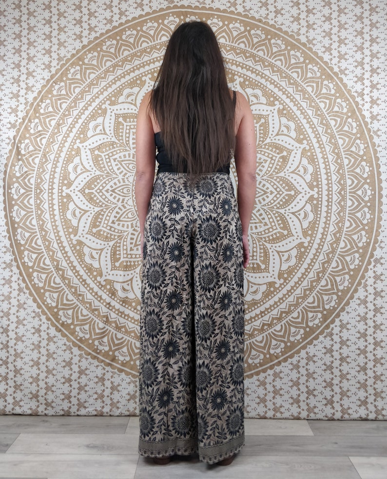 Pantalon thaï femme Moyana en soie indienne. Pantalon portefeuille bohème. Imprimé fleuri noir et marron. image 9