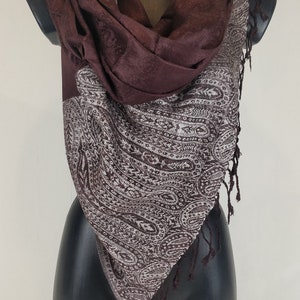 Two-tone Vaisana pashmina in viscose. Brown and white paisley pattern. image 2