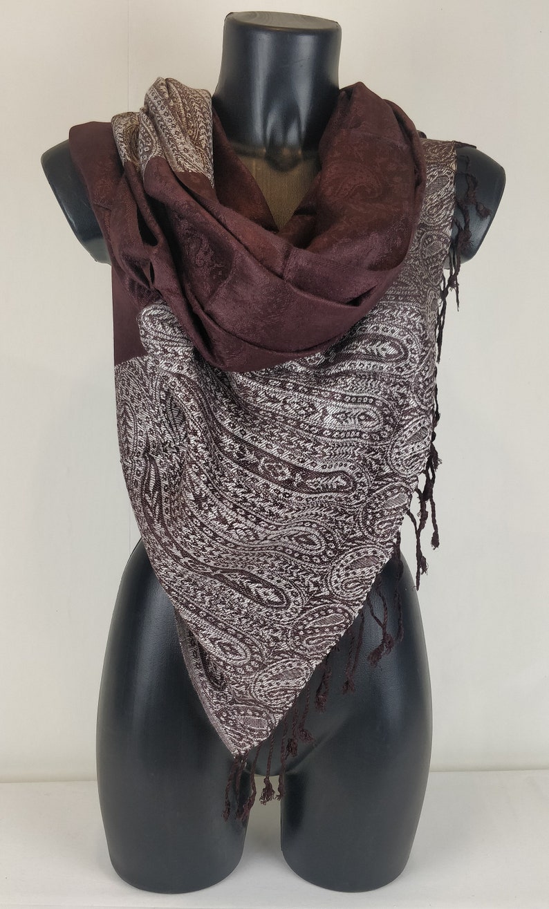 Two-tone Vaisana pashmina in viscose. Brown and white paisley pattern. image 2