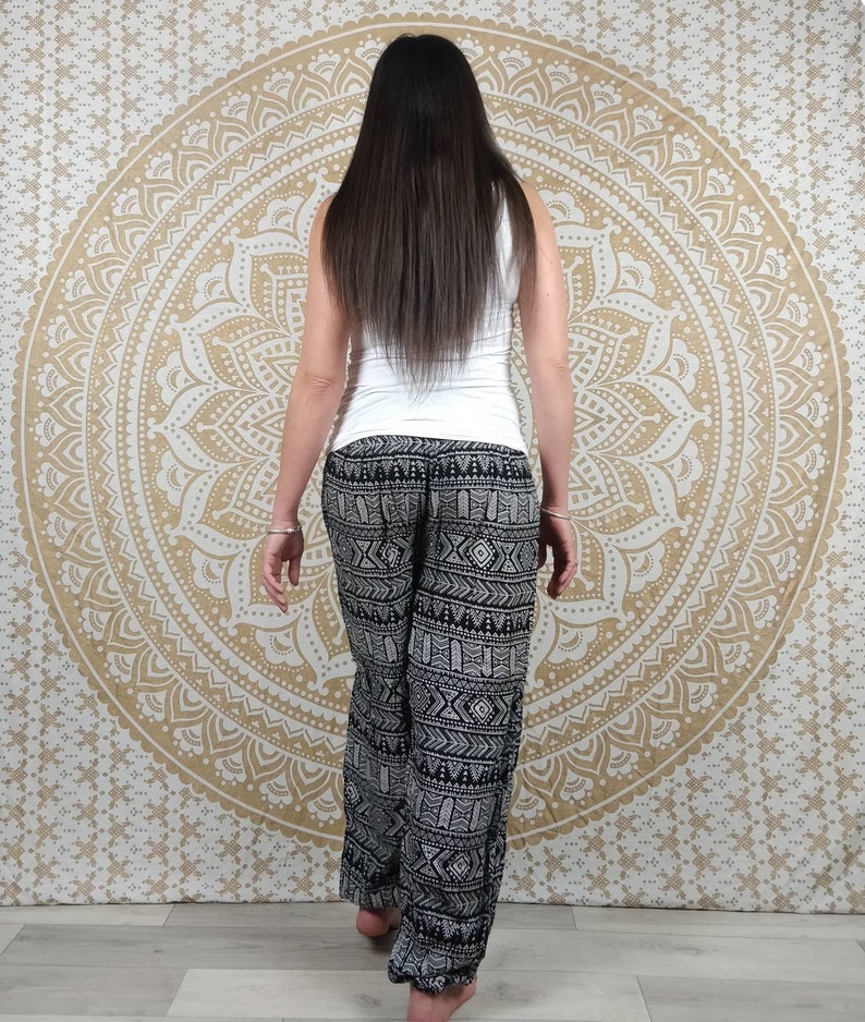 Pantalon harem Lampang. Pantalon fluide et léger avec élastique aux chevilles. Imprimé ethnique. image 10