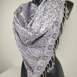 Pashmina réversible Sankya en viscose. Motif paisley violet et blanc. image 8