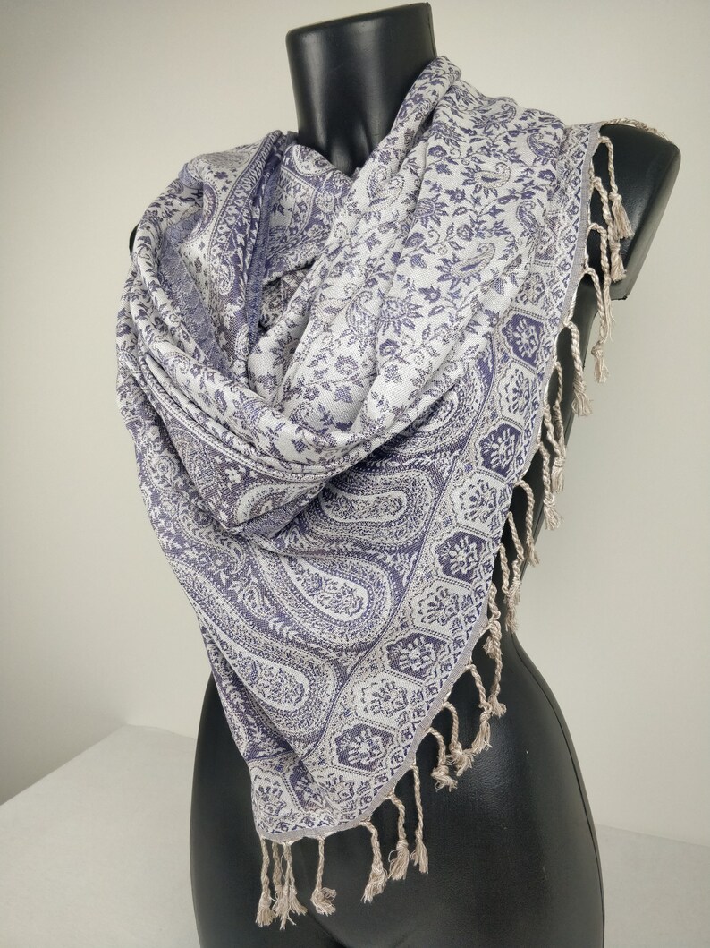 Pashmina réversible Sankya en viscose. Motif paisley violet et blanc. image 8