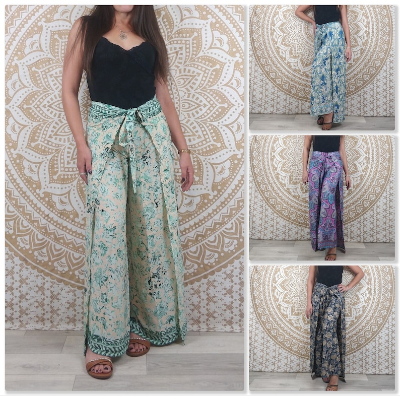 Op de afbeelding: Een set van vier paar wijde broek met een wikkelband in de taille. De broeken zijn gemaakt van een zachte, vloeiende stof en hebben verschillende kleurrijke bloemenpatronen.