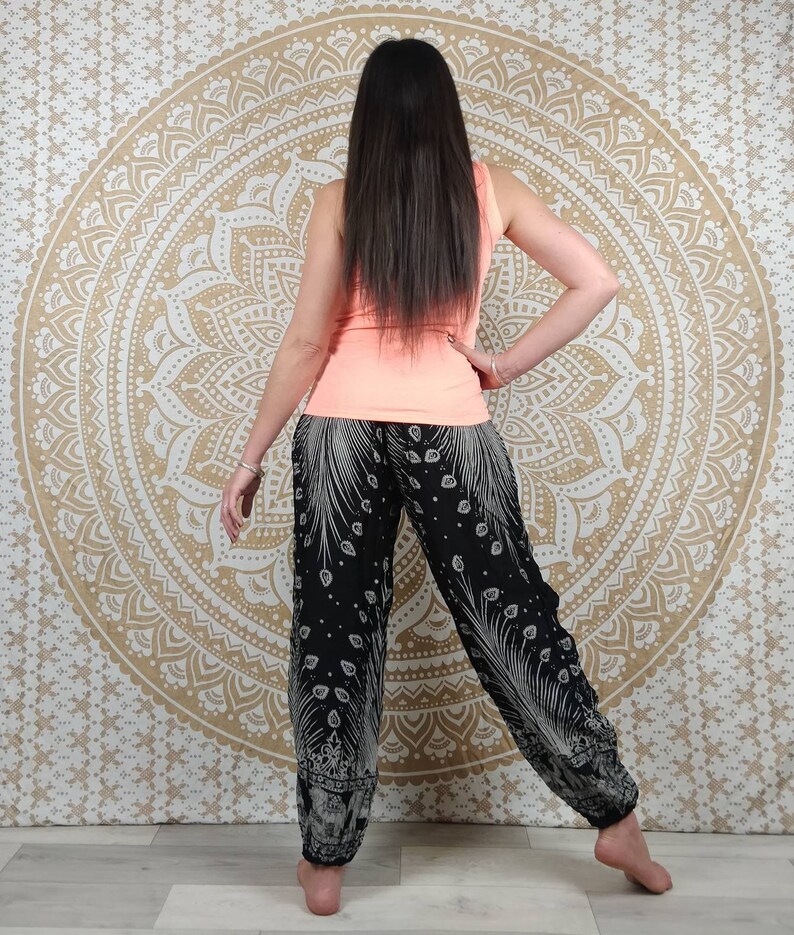 Pantalon harem Lampang. Pantalon fluide et léger avec élastique aux chevilles. Imprimé ethnique. image 5