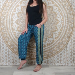 Pantalon Pilani en soie indienne. Pantalon harem coupe droite et ample. Imprimé paisley blanc et bleu / fleuri bleu / fuchsia. image 8