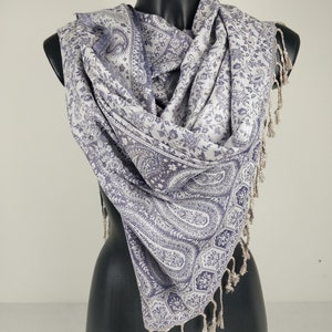 Pashmina réversible Sankya en viscose. Motif paisley violet et blanc. image 5