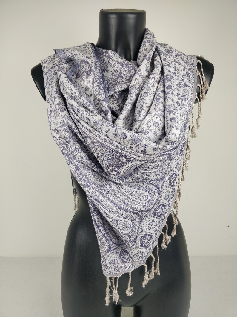 Pashmina réversible Sankya en viscose. Motif paisley violet et blanc. image 5