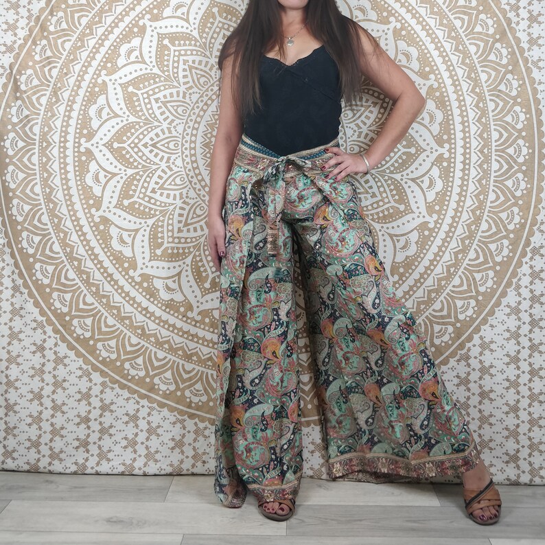 Pantalon thaï femme Moyana en soie indienne. Pantalon portefeuille bohème. Imprimé fleuri noir et bleu / pailsey marron et or / marron Paisley multicolore