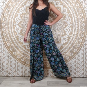 Pantalon thaï femme Moyana en soie indienne. Pantalon portefeuille bohème. Imprimé fleuri noir et bleu / pailsey marron et or / marron Noir et bleu