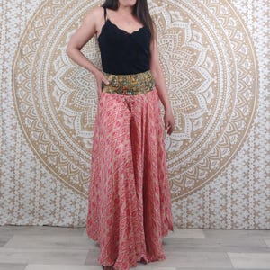 Korba-Hose aus indischer Seide. Rockhose. Roter Ethno-Druck. Elastischer Bund. Indianerhosen. Reichlich. Flüssigkeit. Boho.