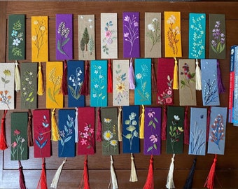Handbesticktes Blumen Lesezeichen, personalisiertes Geschenk für Buchliebhaber
