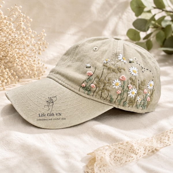 Cappello con margherite bianche e api ricamato a mano, cappello con fiori di campo ricamati, berretto da baseball personalizzato, fiori vintage ricamati, cappello da donna