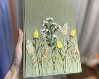 Caderno A5 personalizado com bordado à mão e estampa floral.