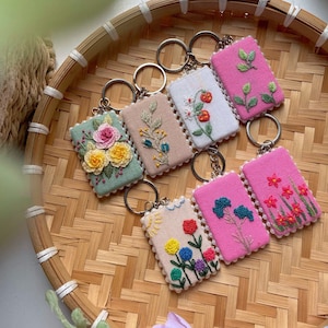 Llavero bordado a mano personalizado, llavero con flores bordadas, llavero con nombre personalizado, regalo para ella, regalo hecho a mano, el mejor regalo.