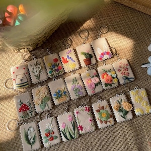 Llavero bordado a mano personalizado, llavero con flores bordadas, llavero con nombre personalizado, regalo para ella, regalo hecho a mano, el mejor regalo.