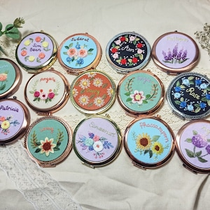 Espejo de bolsillo bordado personalizado, espejo compacto con bordado floral personalizado, regalo para ella, regalo para dama de honor, espejo de maquillaje, espejo de tocador