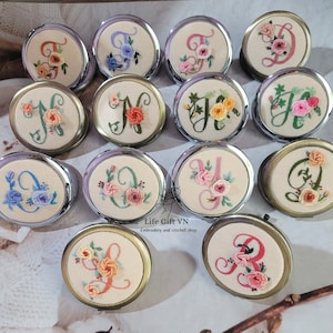 Espejo con letras bordadas personalizadas, espejo con nombre bordado personalizado, espejo compacto con bordado floral, espejo de bolsillo, regalo para ella