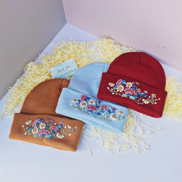 Berretto con ricami floreali - Berretto personalizzabile, berretto con fiori selvatici, berretto boho, regalo di Natale, berretto invernale da donna