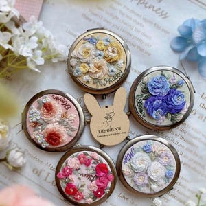 Espejo de bolsillo bordado personalizado, espejo compacto con bordado floral personalizado, regalo para ella, regalo para dama de honor, espejo de maquillaje, espejo de tocador