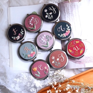 Espejo con letras bordadas personalizadas, espejo con nombre bordado personalizado, espejo compacto con bordado floral, espejo de bolsillo, regalo para ella