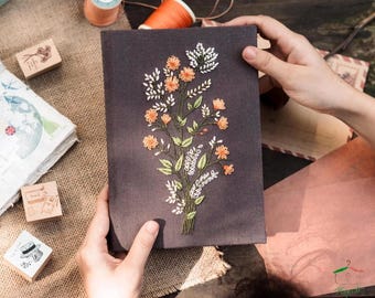 Gepersonaliseerde handgeborduurd stoffen notitieboek A5, dagboek met bloemenomslag