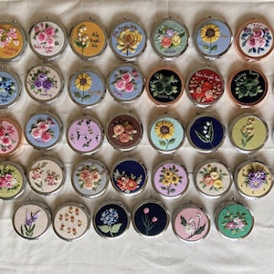 Espejo de bolsillo bordado personalizado, espejo compacto con bordado floral personalizado, regalo para ella, regalo para dama de honor, espejo de maquillaje, espejo de tocador