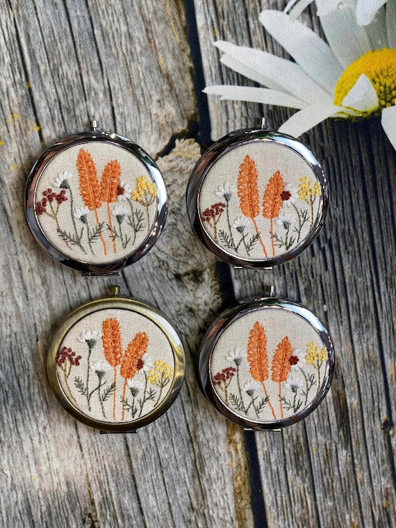 【ヴィンテージ】お花刺繍のコンパクトミラー 丸いお花刺繍 コンパクトミラー