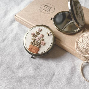 Handbestickter Taschenspiegel, floral bestickter Taschenspiegel, personalisierter Taschenspiegel, Brautjungferngeschenk, Schminkspiegel, Geschenk für Sie 6