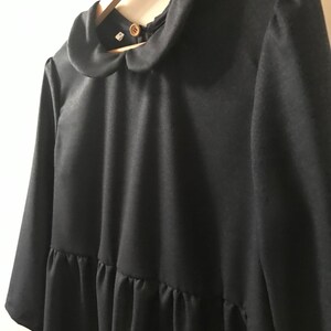 Lory Model Kleid mit Kragen Curl Topfpfanne