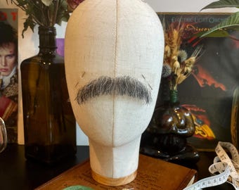 Bigote liso realista negro y gris - Peluca profesional de encaje - Bigote sal y pimienta anudado a mano para cine, teatro y cosplay.