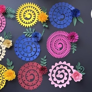 Peut inclure: Une collection de fleurs et de spirales en papier coloré, rose, jaune, bleu et crème. Chaque motif est accompagné de feuilles et de fleurs en papier. L'image comprend également le texte "SVG", "PNG", "DXF" et "EPS".