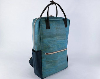 KORK - Rucksack mit großer Innentasche aus Korkstoff in der Farbe Blau-Grau