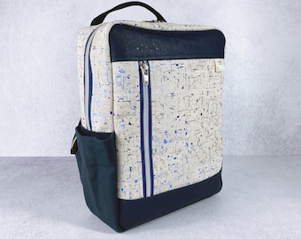 Kleiner Kork - Rucksack mit Tablet-Innentasche, Korkstoff in den Farben Weiß und Blau