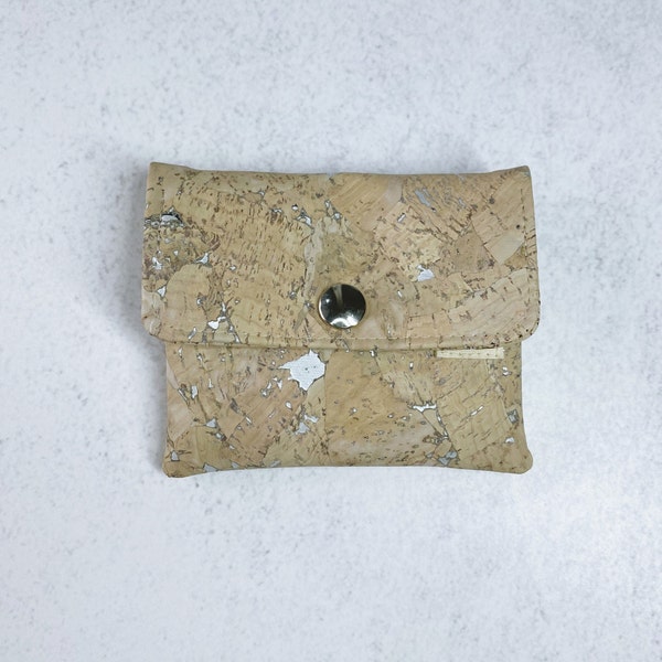 Kleiner Kork - Geldbeutel, Portemonnaie, Geldbörse, Brieftasche in der Farbe Natur kork und Silber