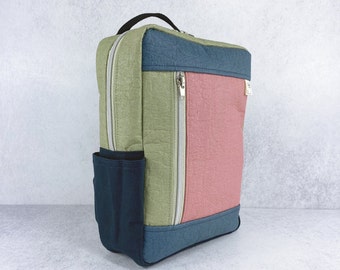 Rucksack in kleiner Variante in drei Farben, mit Tablet-Innentasche aus veganem Leder (das aus Ananasfasern besteht) Blau/Hellgrün/Rosa