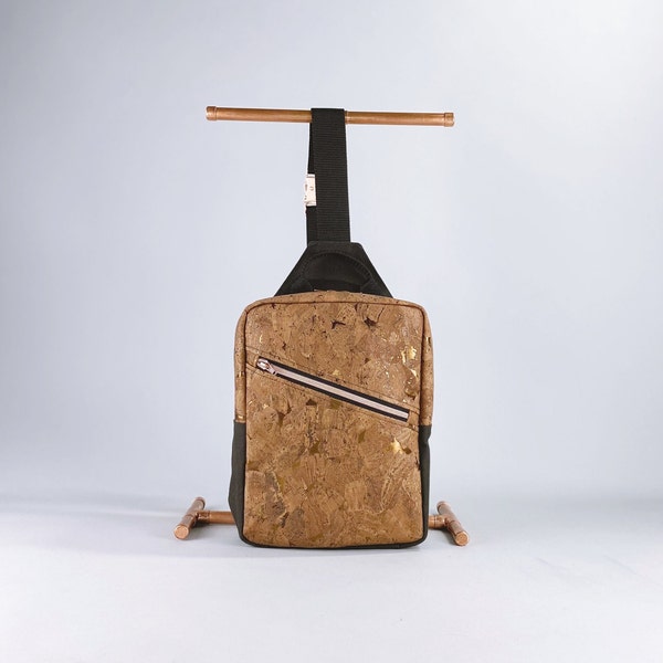 Tasche, Umhängetasche aus Korkstoff, Braun-Bronze/ Sie wird quer über den Körper getragen.
