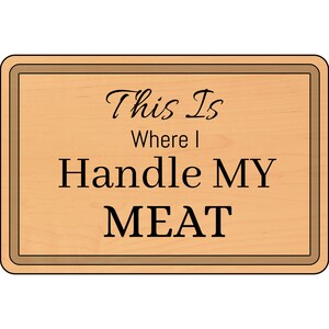 Könnte beinhalten: Rechteckiges Holzschild mit hellbraunem Hintergrund und dunkelbraunem Rand. Das Schild zeigt den Text "This Is Where I Handle MY MEAT" in schwarzer, stilisierter Schrift.