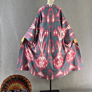 Usbekische Ikat Jacke/Baumwolle Unisex Chapan/Grau rosa Boho Kaftan/Ethnische Abaya/Tribal Ikat Robe/Boho Kimono/Handgefertigter Stoff aus Usbekistan