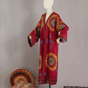 Bestickter Mantel / usbekischer roter Suzani Chapan / ethnische Abaya / Boho Kleid Umhang, Kimono / Unisex Stammes-Kaftan / Boho Robe / zentralasiatische Kleidung