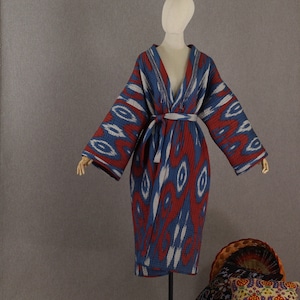 Ethnische blaue handgesteppte Baumwollmanteldecke / usbekischer Winter Ikat Chapan / Oversize Unisex Boho Kaftan / Tribal Quil Coat / Taschen / Handgewebter Stoff