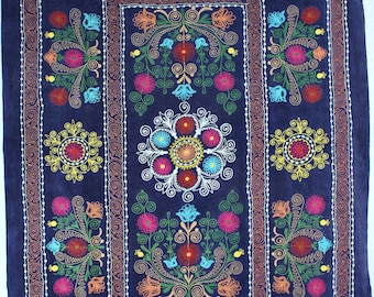 ウズベキスタンのベルベットのヴィンテージ スザニ生地、刺繍入り