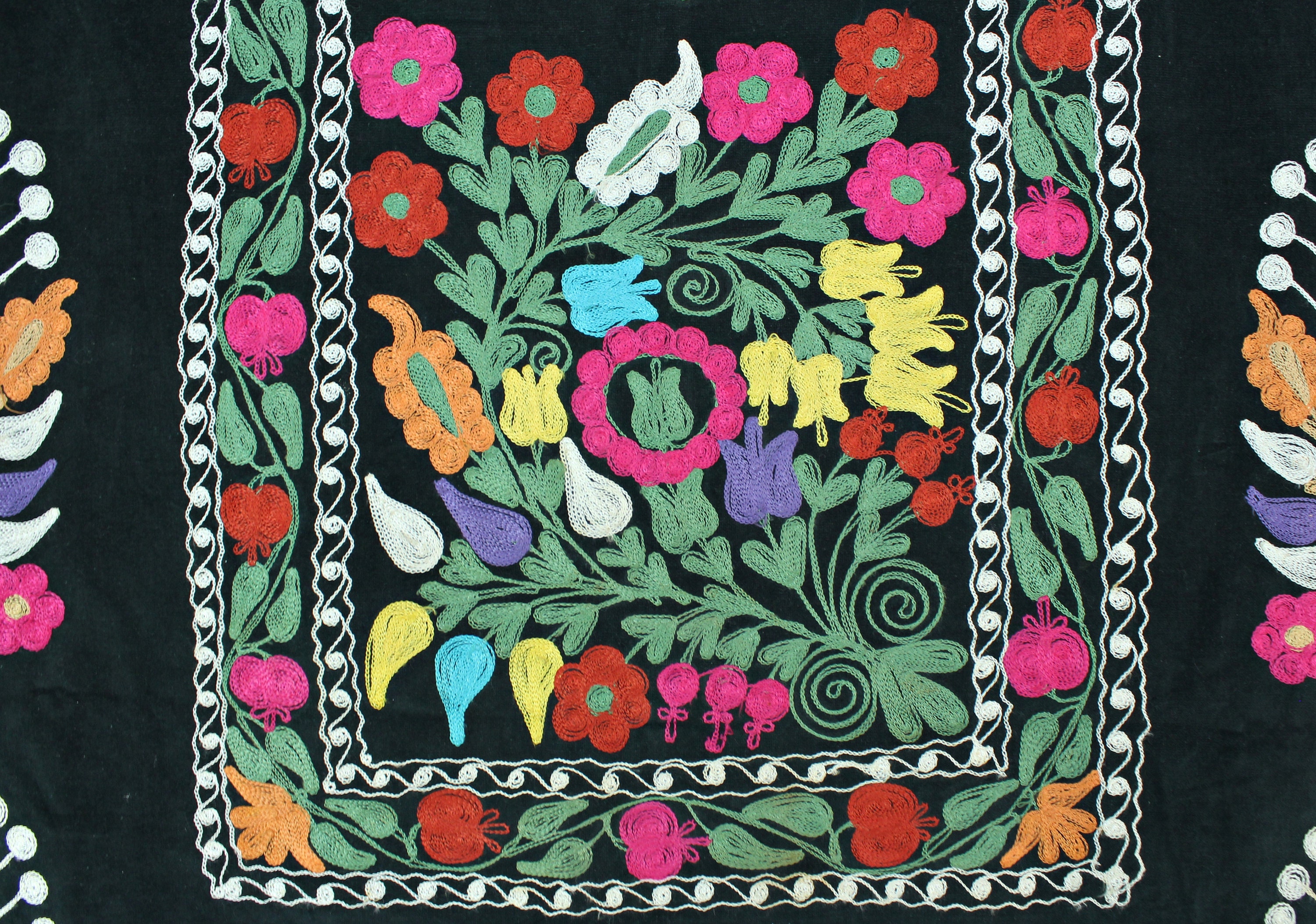 ウズベキスタンのベルベットのヴィンテージ スザニ生地、刺繍入り