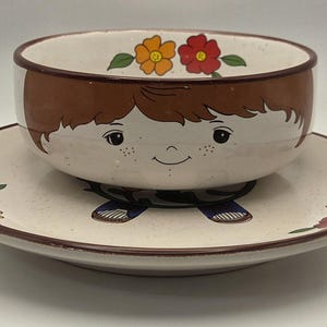 Juego de vajilla infantil vintage "Farm Boy" de Interpur, que incluye plato y cuenco de gres - década de 1970.
