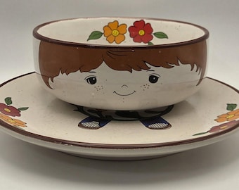 Juego de vajilla infantil vintage "Farm Boy" de Interpur, que incluye plato y cuenco de gres - década de 1970.